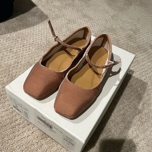 Aeyde Uma Velvet Mary Jane Ballet Flats in pink. Size 35